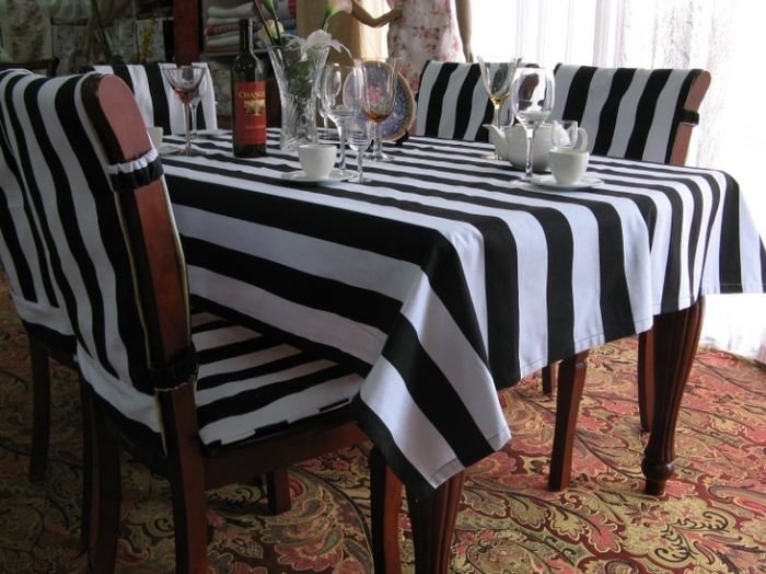 Housses de chaise rayées noires et blanches pour chaises de cuisine