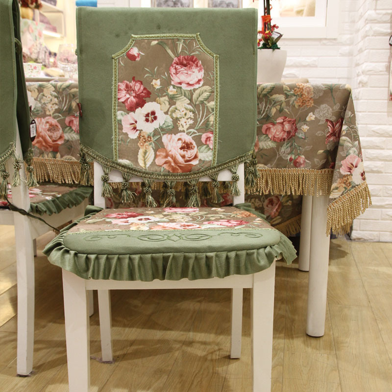 Covers with flowers on the chairs for the kitchen