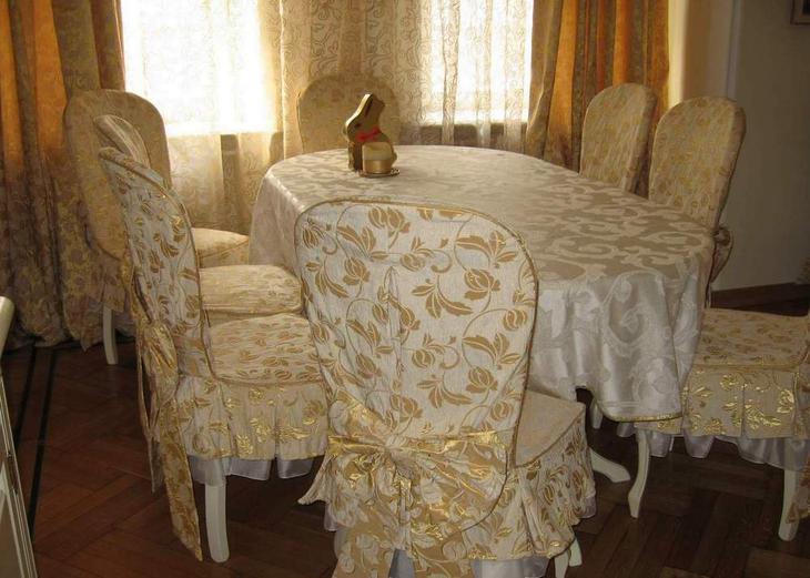 Covers with a pattern on the chairs for the kitchen