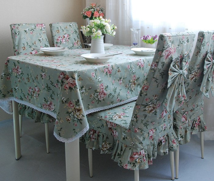 Couvertures avec des fleurs sur les chaises pour la cuisine