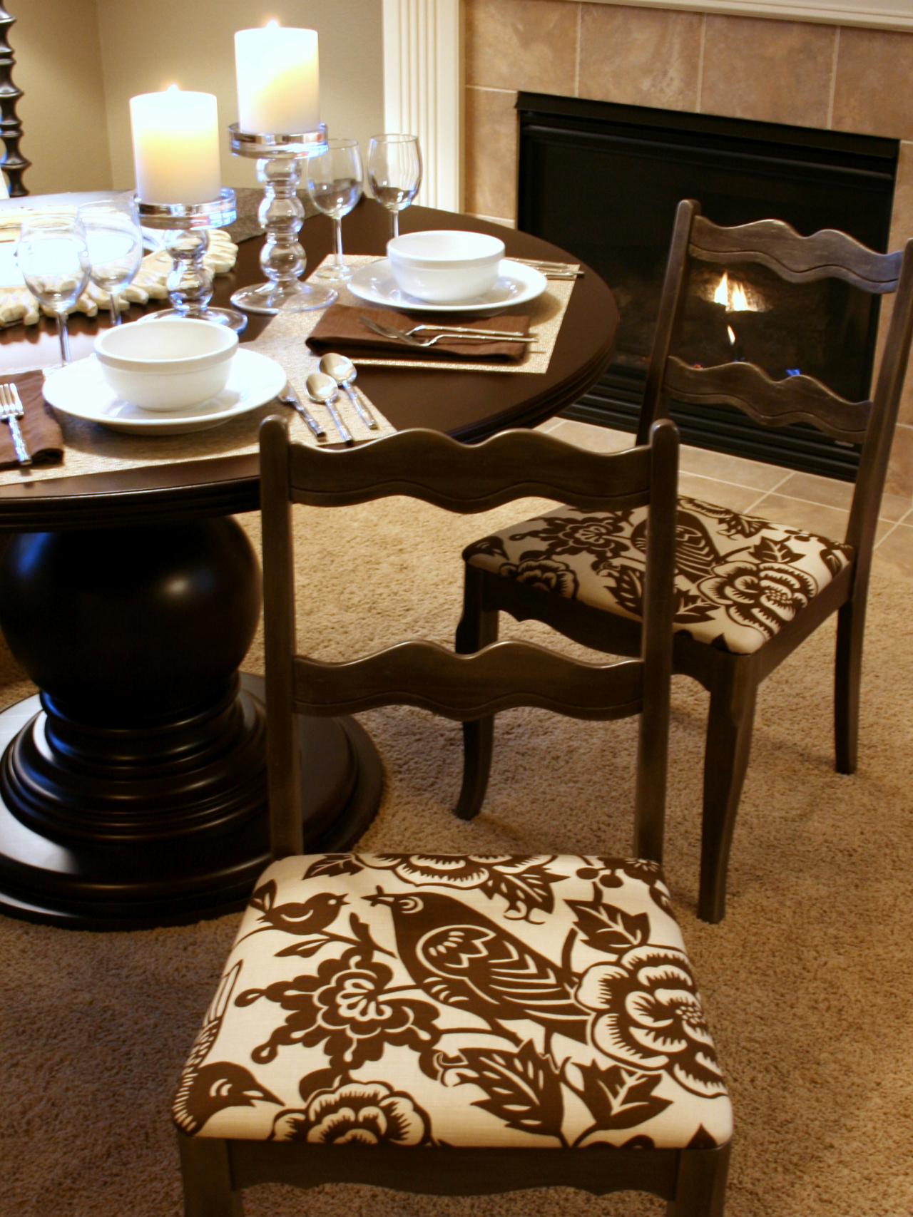 Covers with an ornament on the chairs for the kitchen