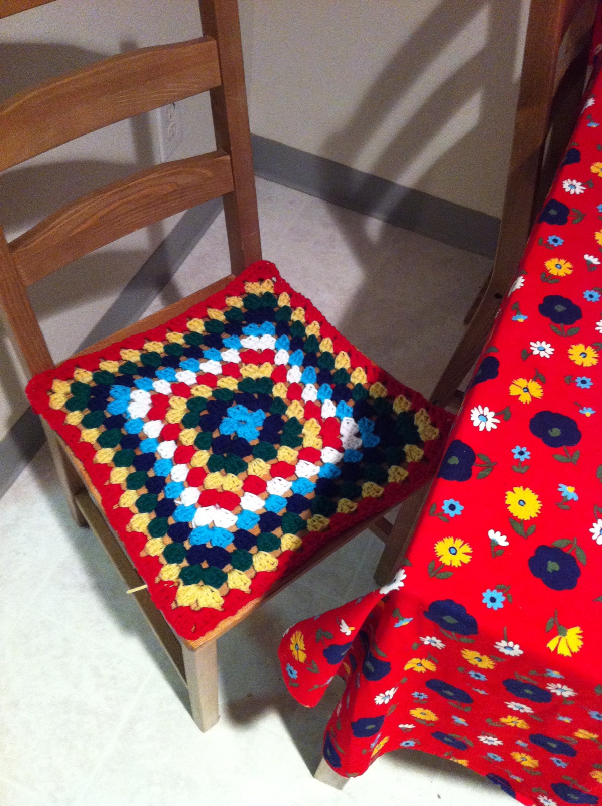 Couverture tricotée pour des chaises pour la cuisine