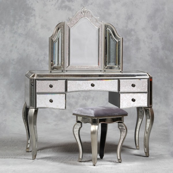 Stylistic injection of furniture with a mirror into the bedroom