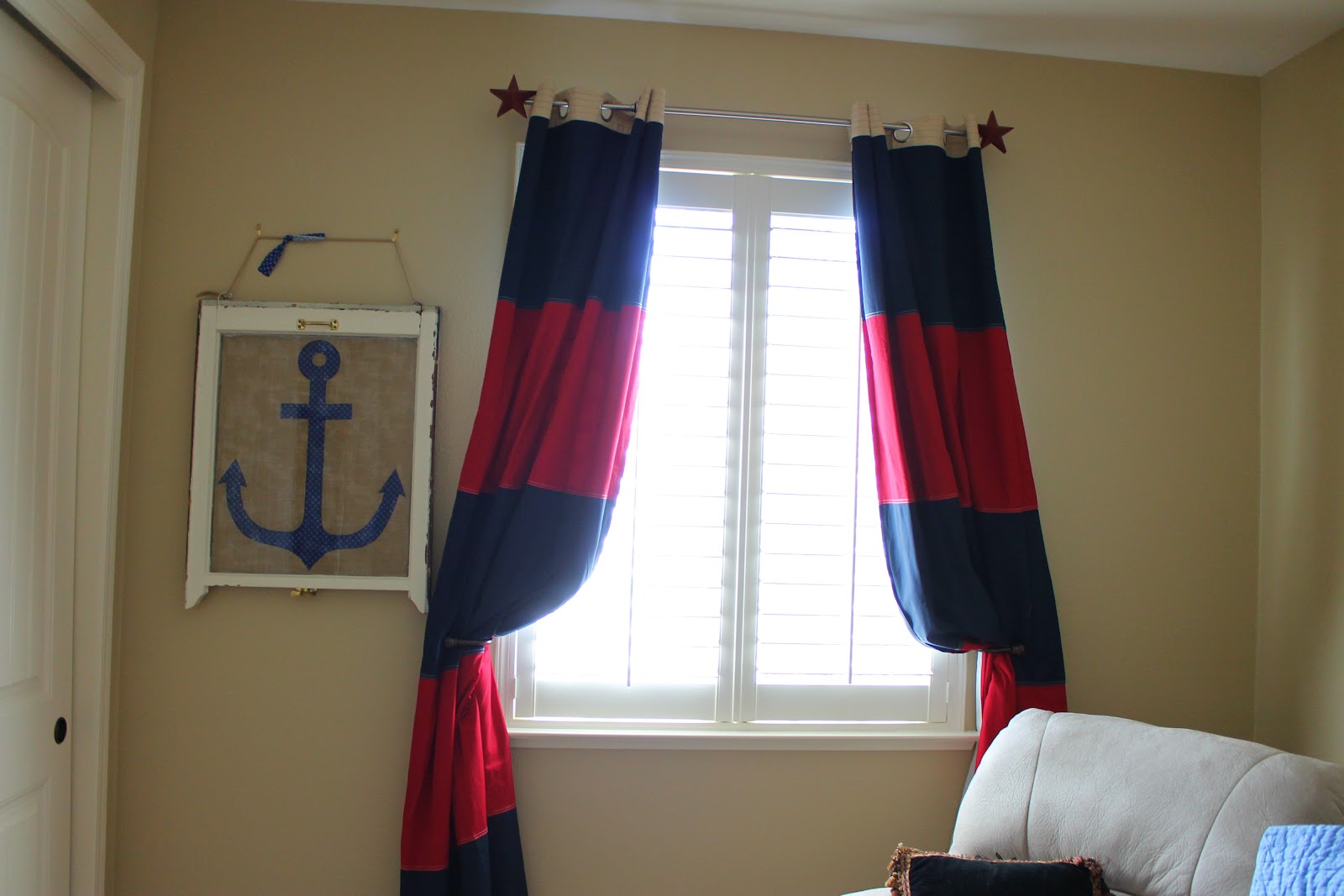 Curtains with horizontal stripes in the nursery for the boy