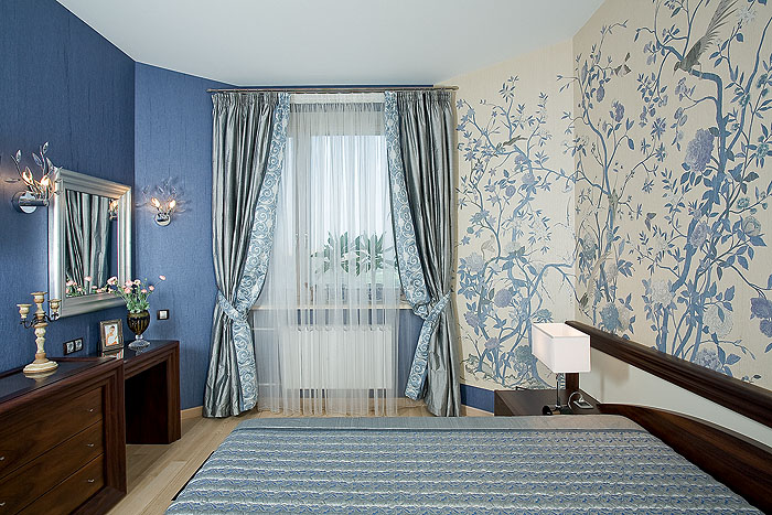 Patterned curtains in the bedroom