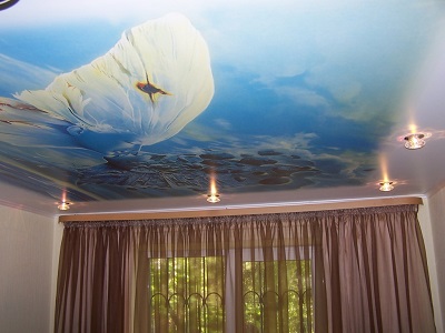 Stretch ceiling with vivid photographs for a child’s room
