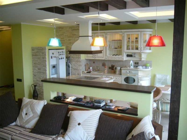The idea of ​​a partition between the kitchen and the living room in the house