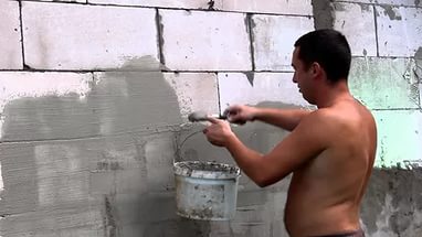 Primer les murs avec des mélanges de construction avant le papier peint