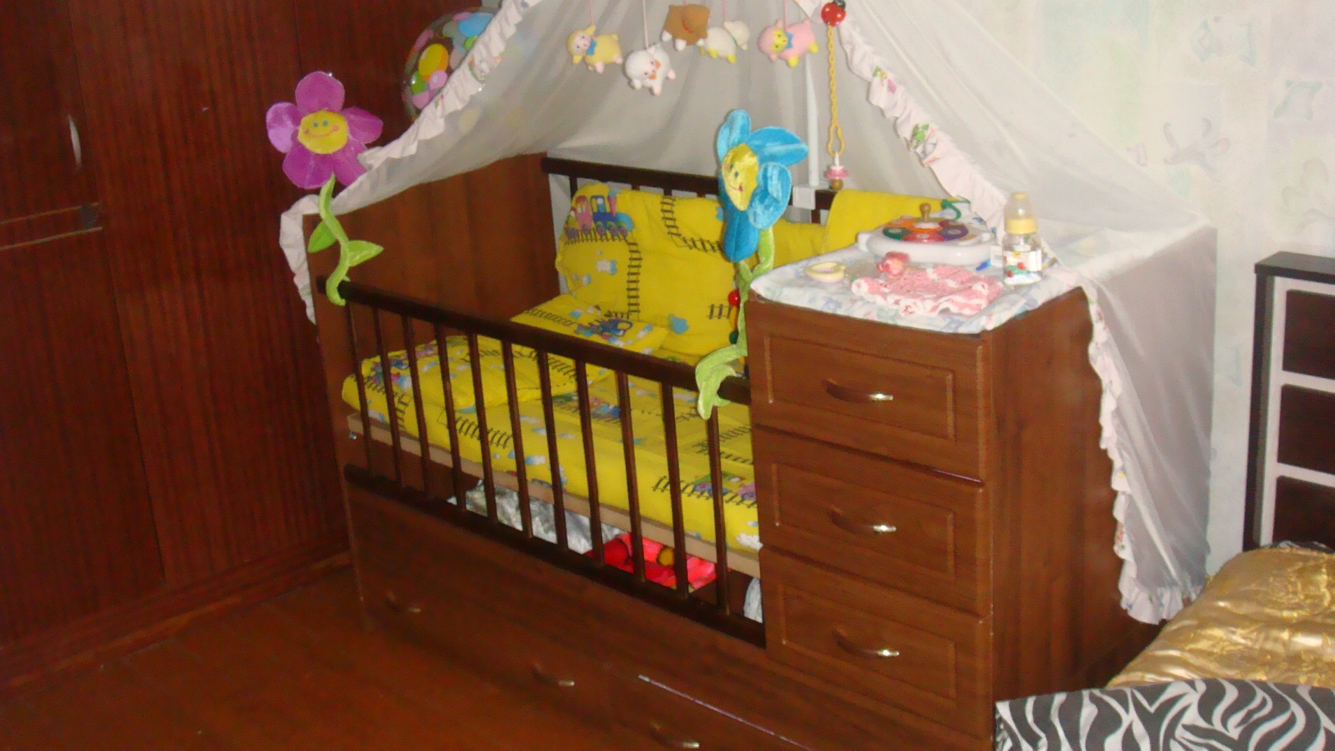 Children's bed with a comfortable chest of drawers