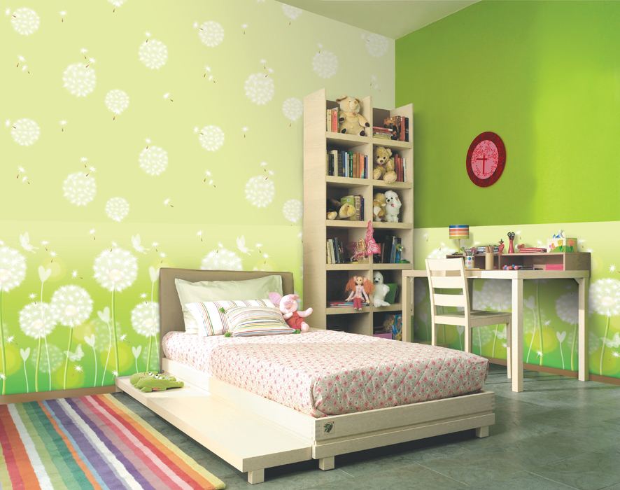 Sienų freskos dizainas vaikų kambaryje šiltais žaliais atspalviais