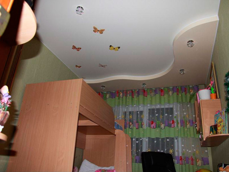 Plafond tendu avec des décorations lumineuses dans la chambre des enfants