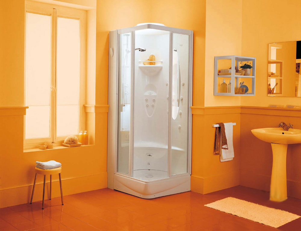 Petite salle de bain orange avec douche en coin
