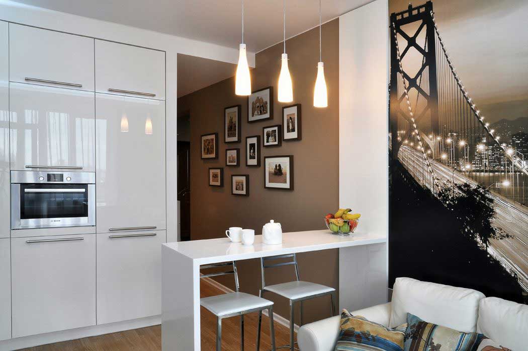 Piccola cucina-soggiorno con decorazioni luminose e insolite alle pareti