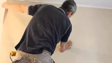 An easy way to primer walls in an apartment before wallpapering