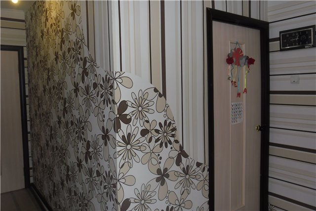 Large floral wallpaper for a small functional corridor