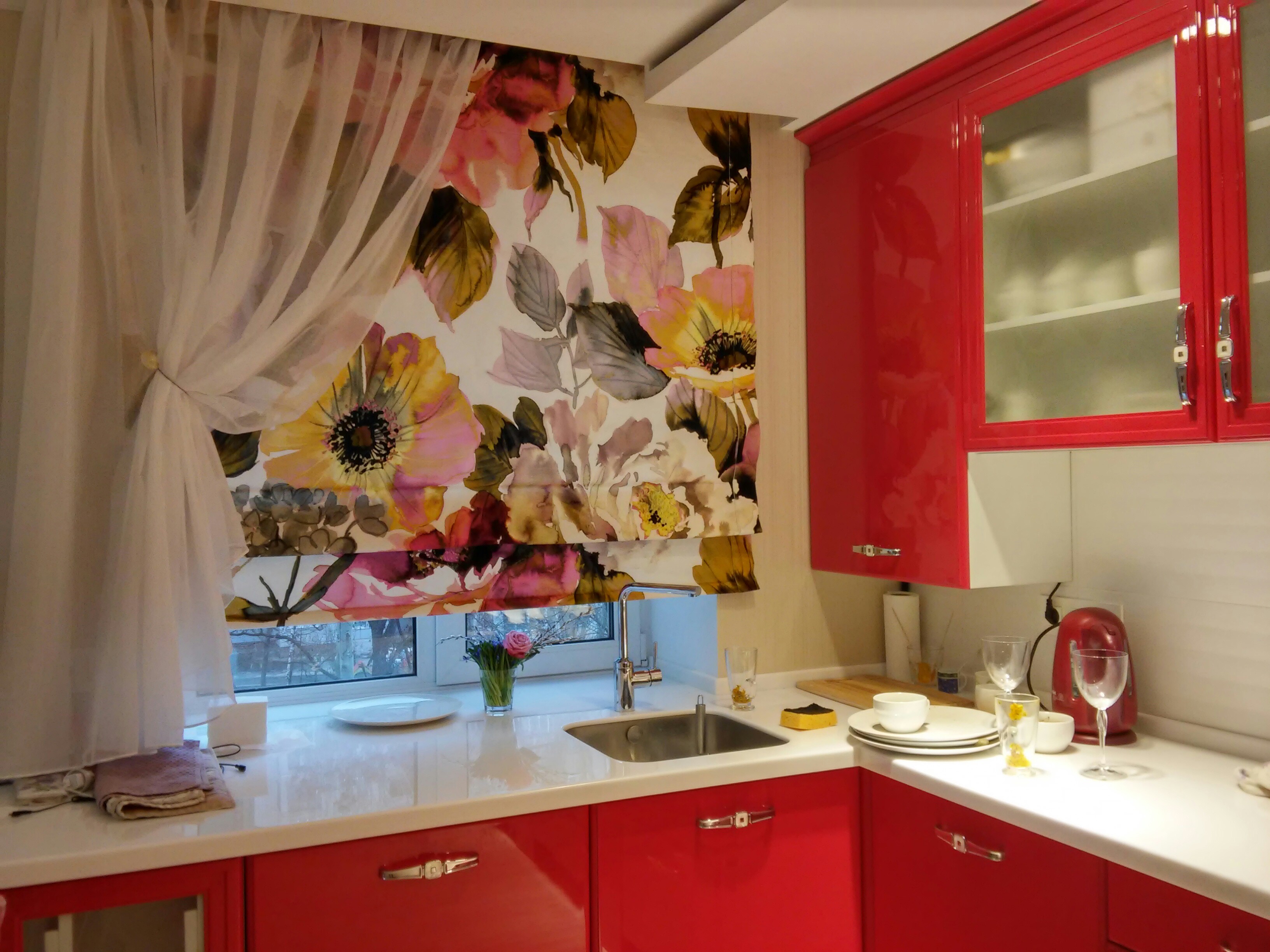 Wallpaper with large flowers for the design of a small kitchen