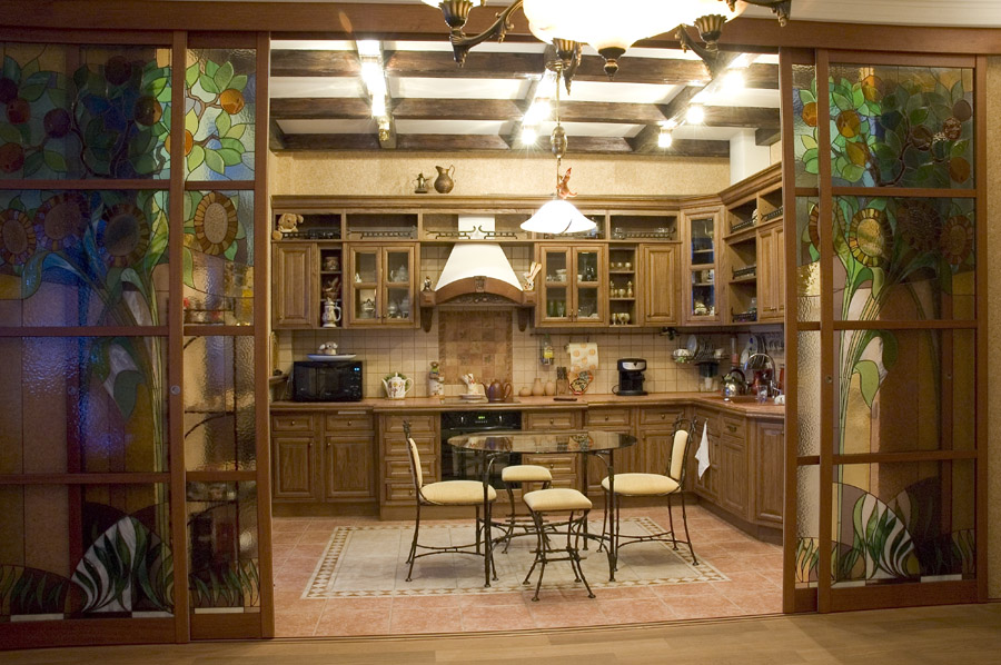 Le décor original de la cloison entre la cuisine et le salon de la maison
