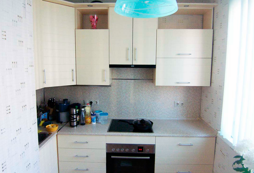 Šviesūs tapetai mažos virtuvės dekoravimui
