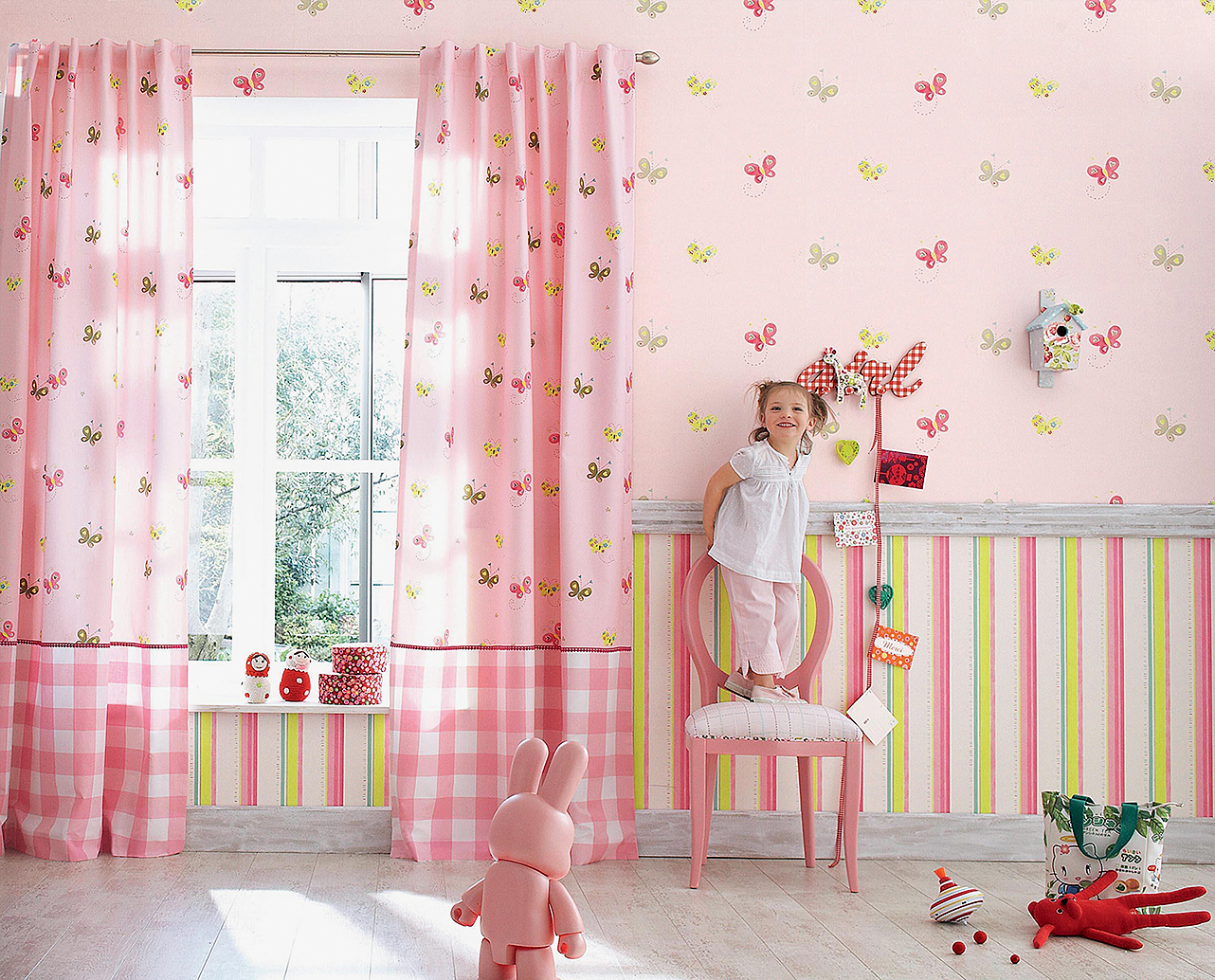 Scegli uno sfondo per una camera dei bambini spaziosa in rosa