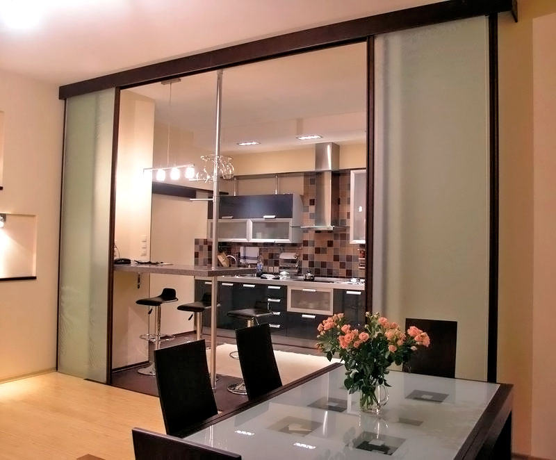 Practical and stylish partition between the kitchen and the living room