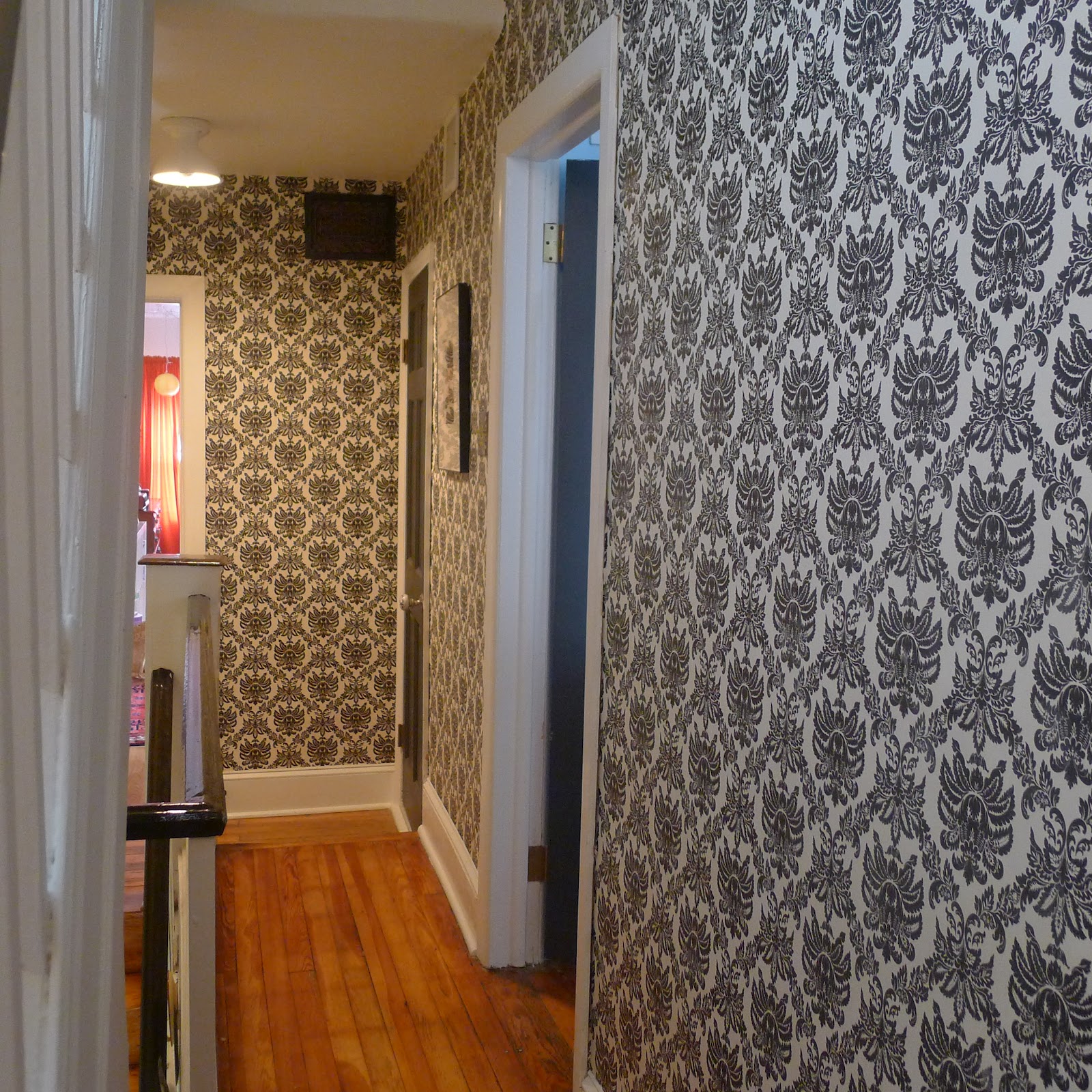 Choosing a dark shade wallpaper for the hallway and corridor