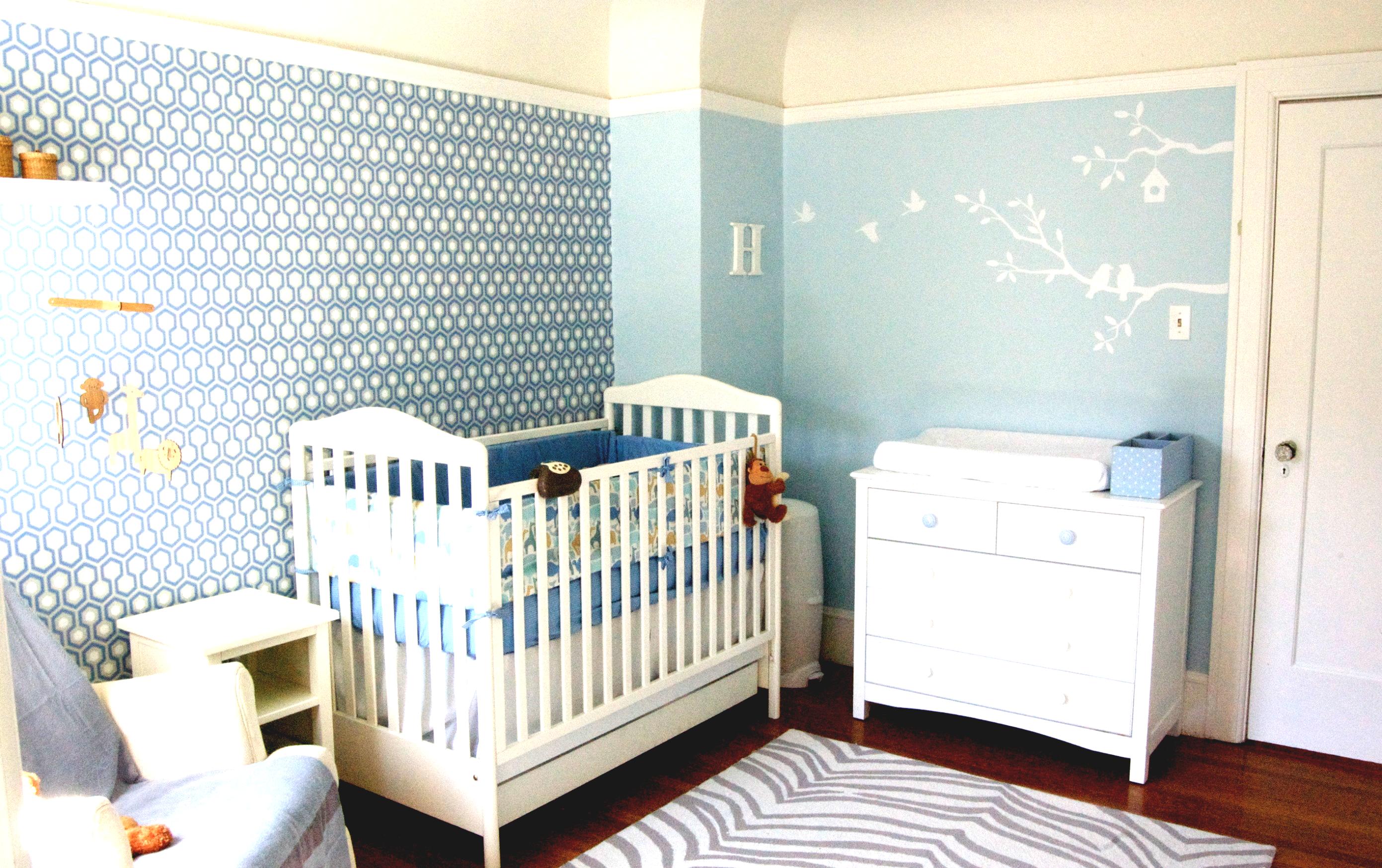 Bērnu istabā jaundzimušajam zilajam fona attēlam izvēlieties zilu