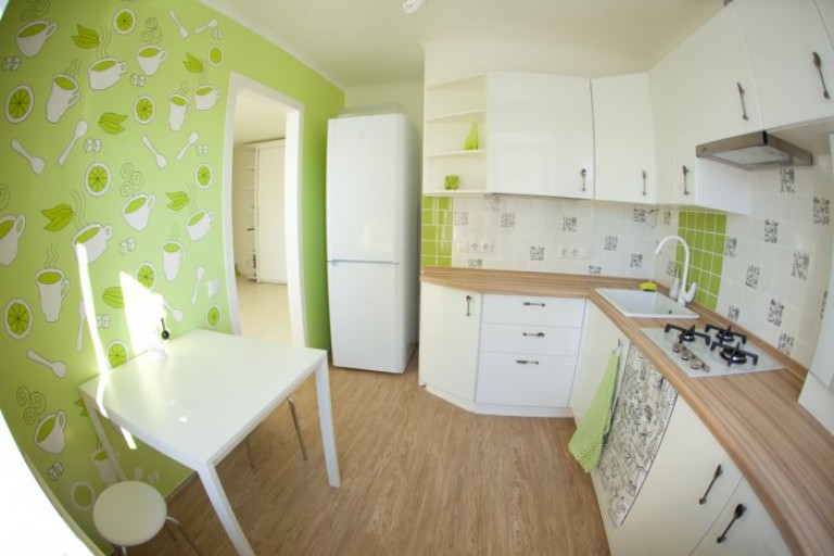 Žali stilingi tapetai mažai virtuvei