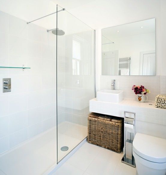 Salle de bain moderne de couleur blanche