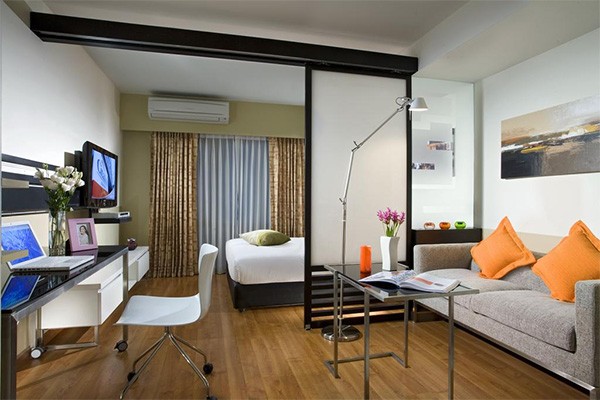 Soggiorno e camera da letto in una stanza di 18 mq - suddivisione in zone, design, foto con letto