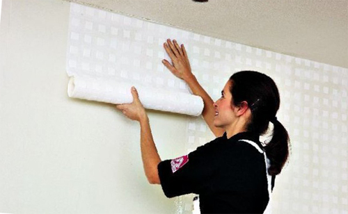 Un moyen facile d'apprêter les murs avant le papier peint!
