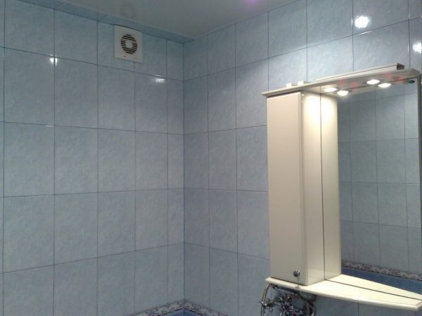 un attribut obligatoire d'une salle de bain est un ventilateur d'extraction