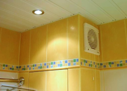 ventilateur d'extraction de corde dans la salle de bain