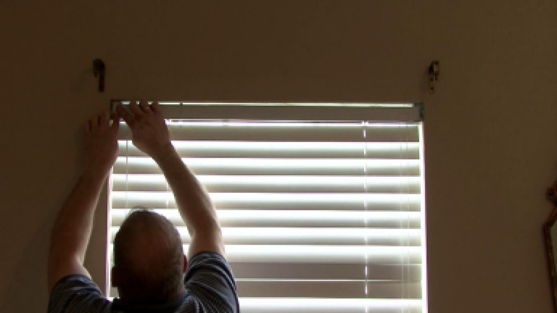 Fancy do-it-yourself wallpaper blinds