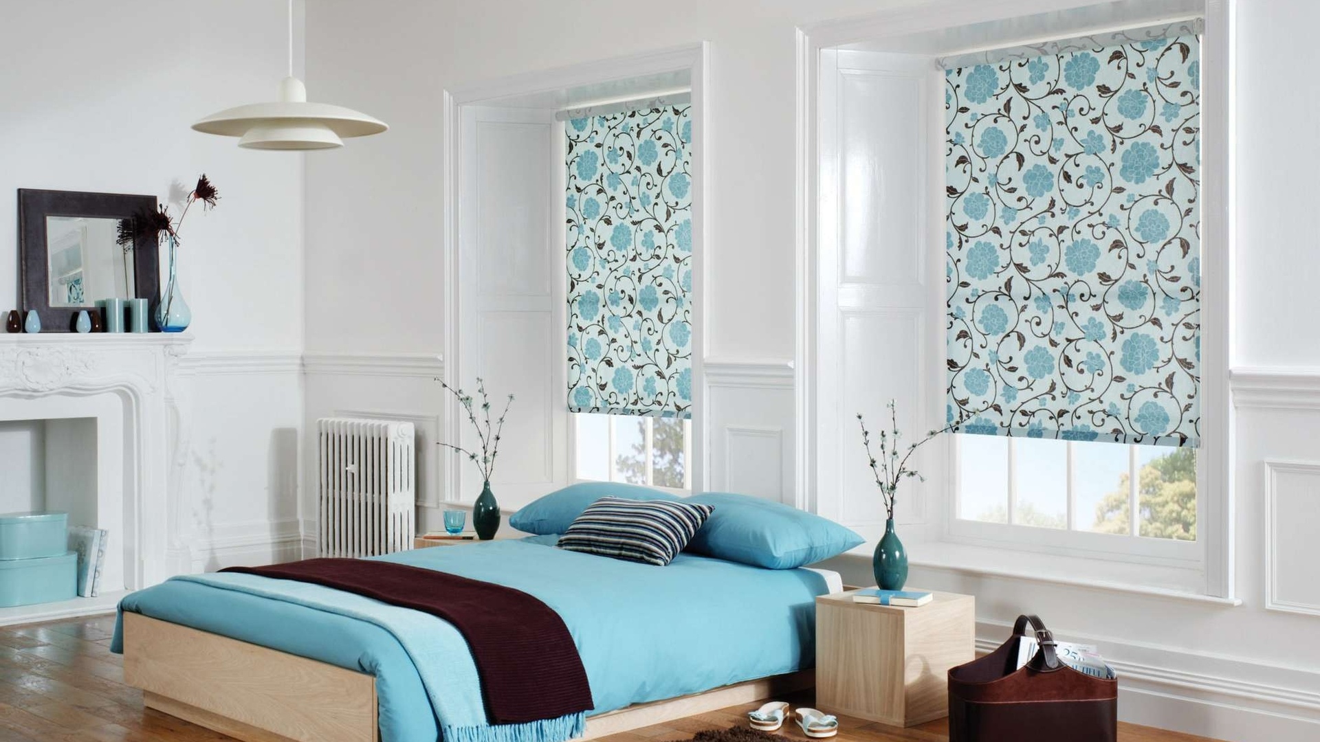 Provansas stila guļamistabas tapetes ar logu žalūzijām