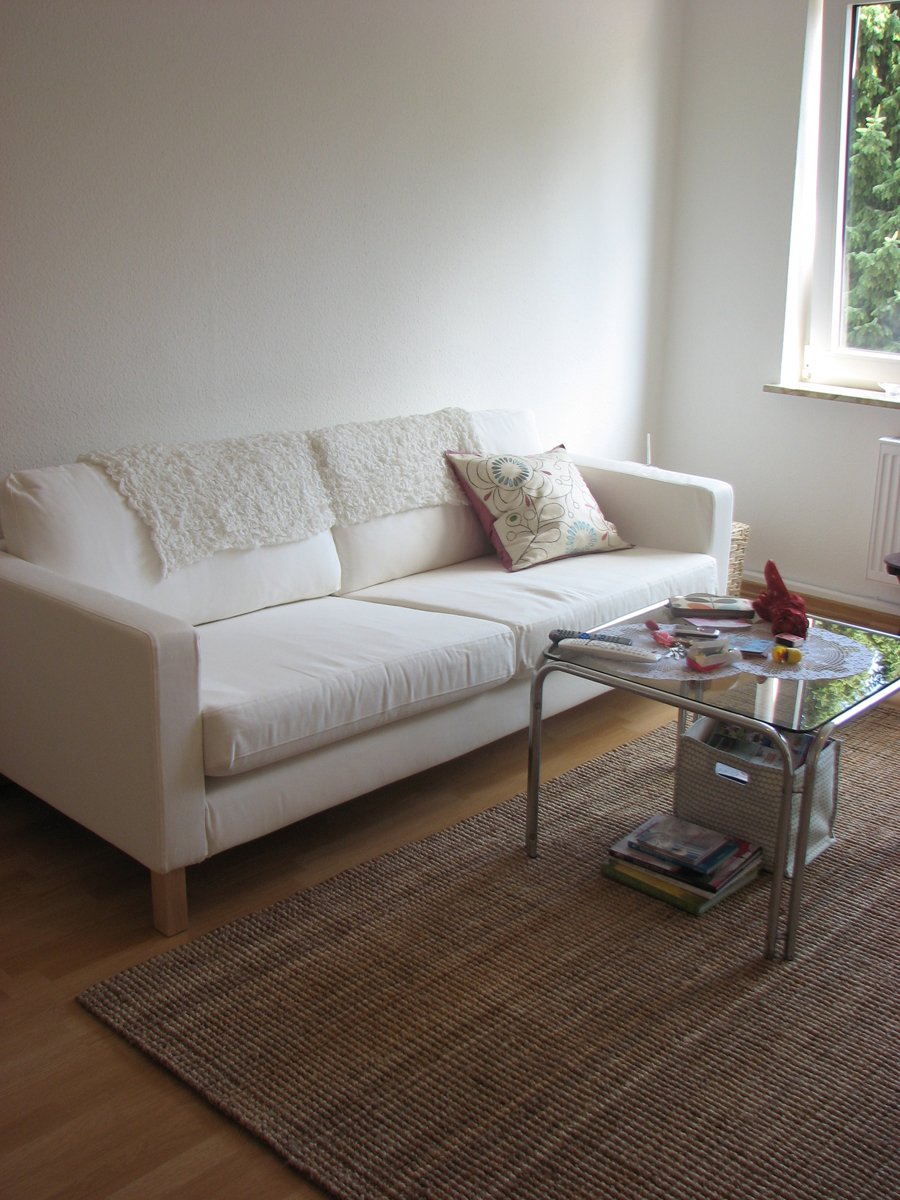 canapé blanc dans la conception de la chambre