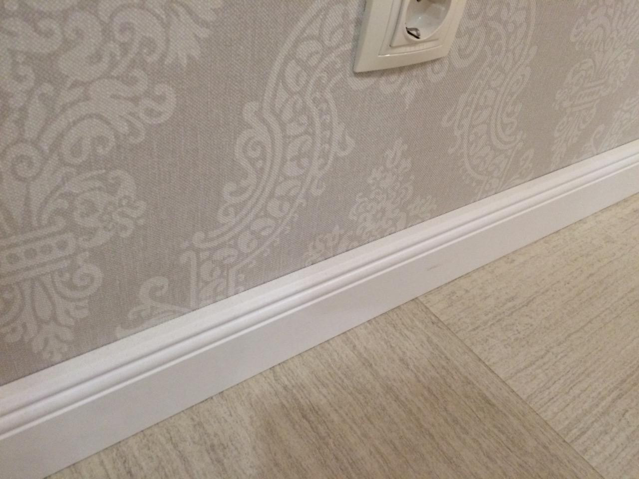 white plastic baseboard in the interior of the apartment