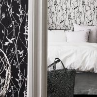 carta da parati nera all'interno della camera da letto in stile minimalista foto