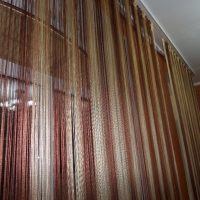 fili colorati per tende nello stile di una foto di una camera da letto