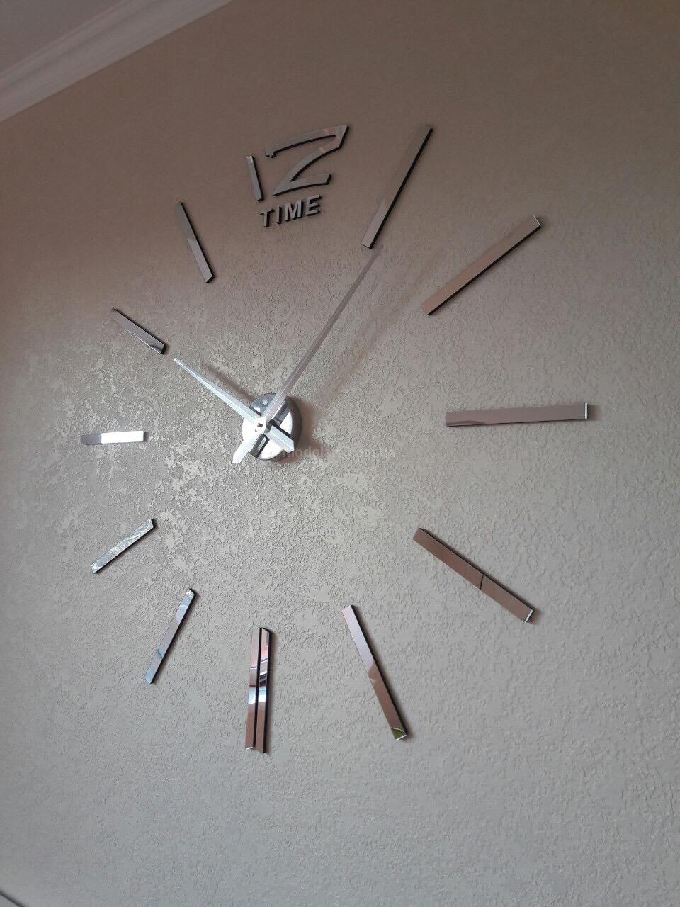 horloge en bois dans une cuisine high-tech