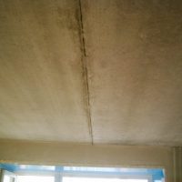 design of the ceiling with concrete in the bedroom photo