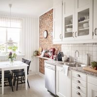 interno cucina bianco chiaro con un tocco di foto sabbiosa