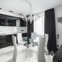 interno luminoso dell'appartamento in foto a colori bianca
