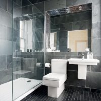 décor insolite d'une salle de bain avec douche aux couleurs vives