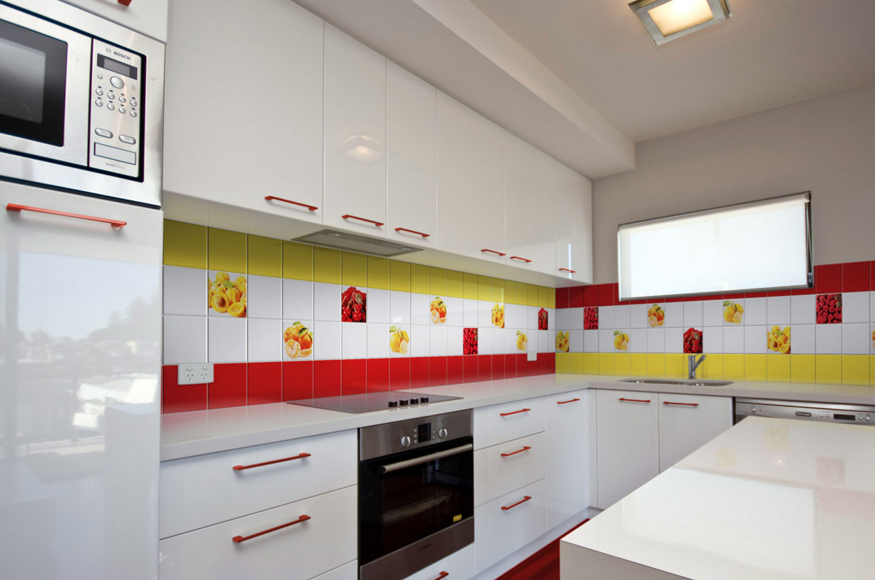 grembiule leggero realizzato con piastrelle di grande formato con un'immagine all'interno della cucina