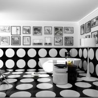 Elegante salotto interno in bianco e nero a colori