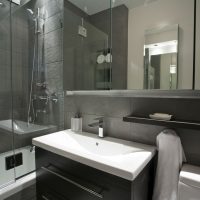 intérieur de salle de bain clair avec douche de couleur claire photo
