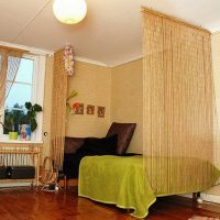 tende con bambù nello stile della foto della stanza