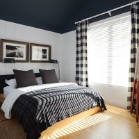 soffitto nero in legno nella decorazione della foto della camera da letto