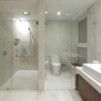 intérieur inhabituel d'une salle de bains avec douche aux couleurs vives