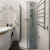 belle décoration d'une salle de bain avec une douche aux couleurs vives photo